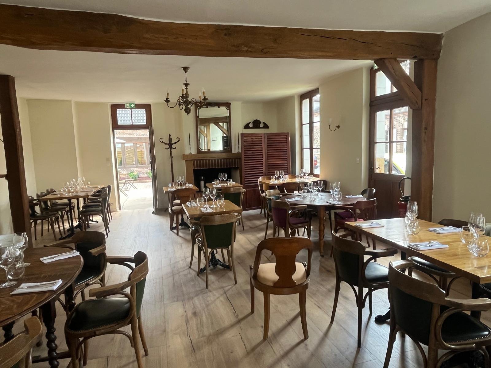 La salle accueillante de l’Auberge des Étangs